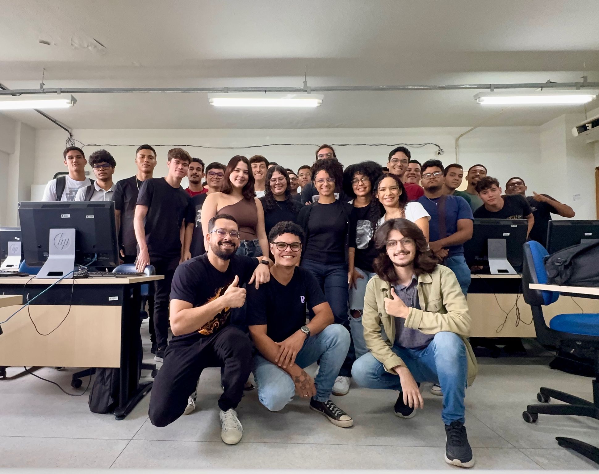 Em sala de aula com alunos de princípios de programação